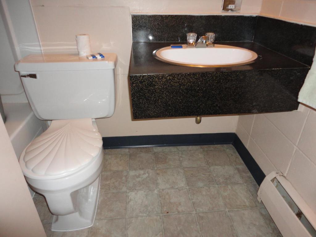 Matador Motel Drayton Valley Room photo
